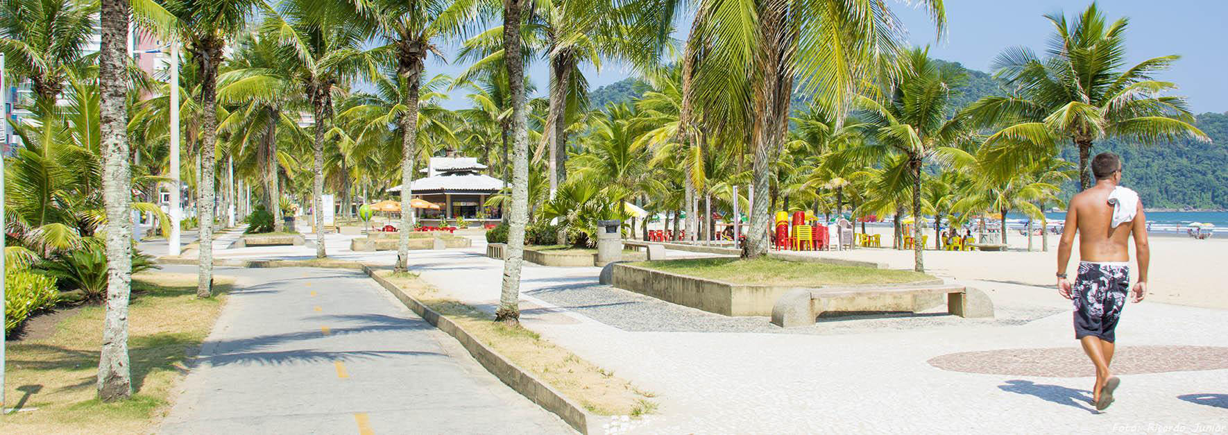 PRAIA GRANDE com belo calçadão. 